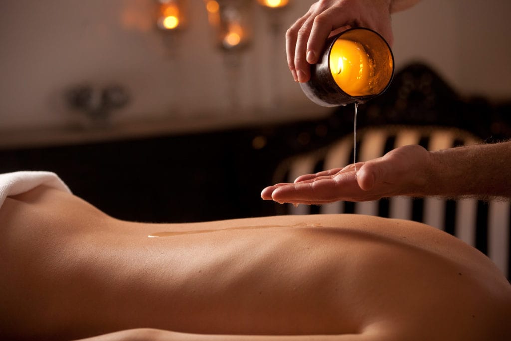 Masaje con velas aromáticas en Xkeban